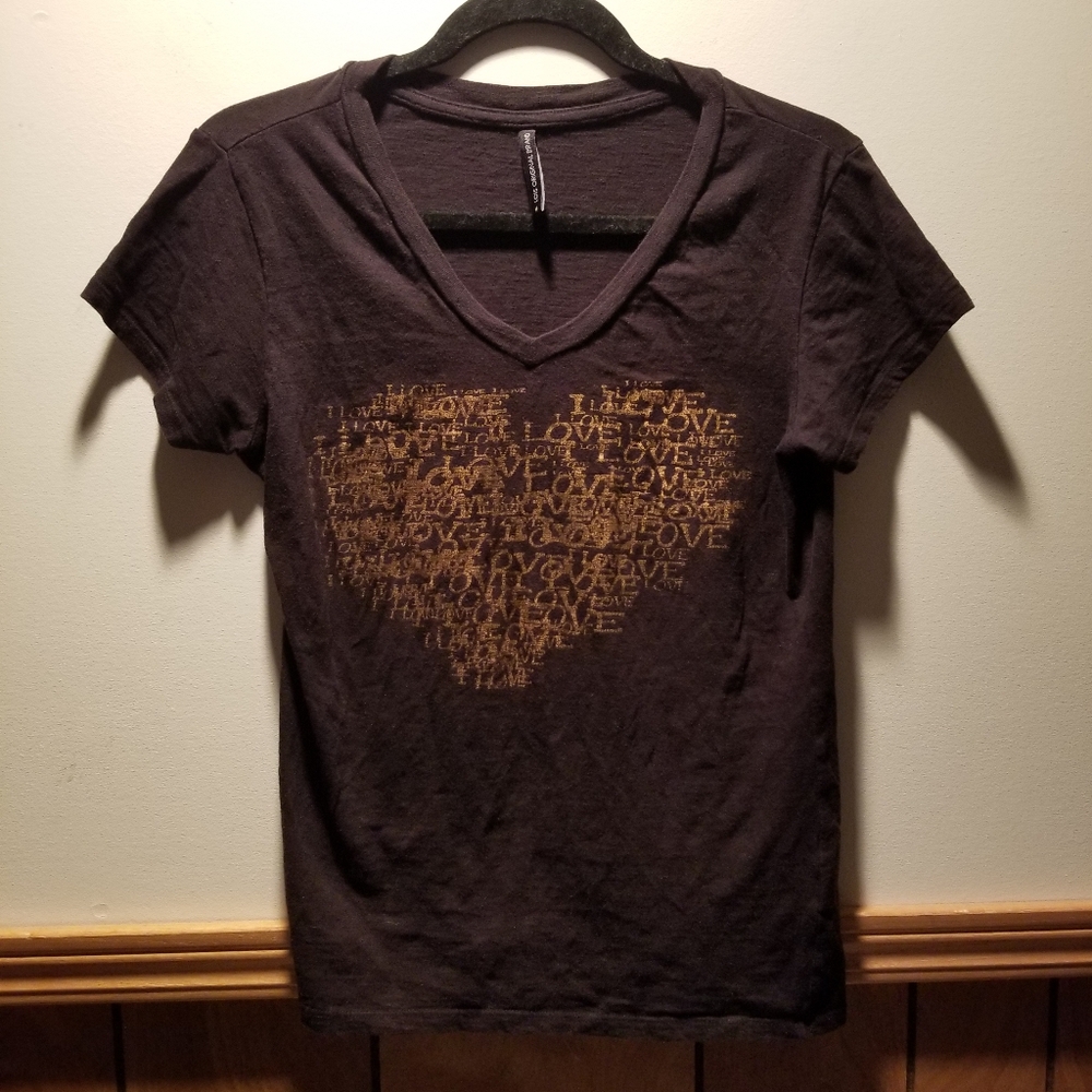 🍁🌺Lois Original Brand v neck with a heart shaped 'love' graphic tee